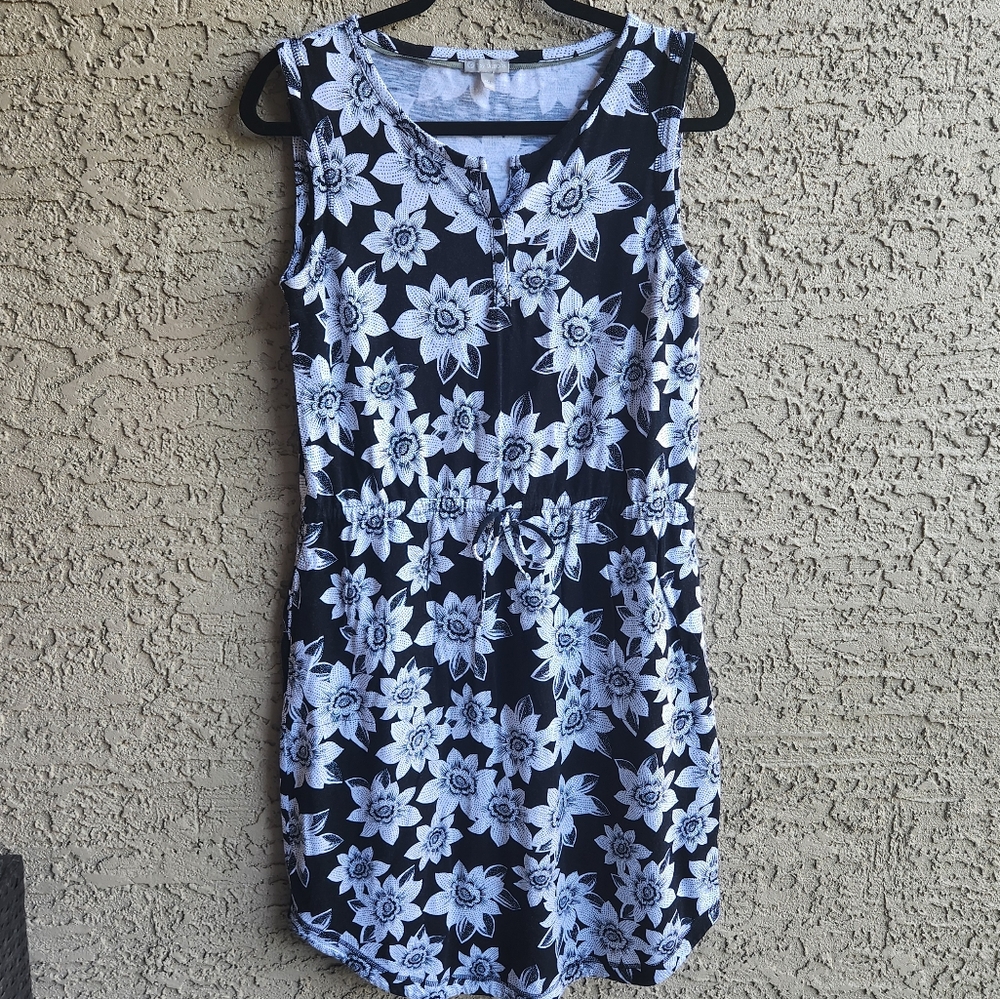 T by Talbots black and white floral dress. Drawstring waist. Pockets. Size MP - Picture 11 of 11